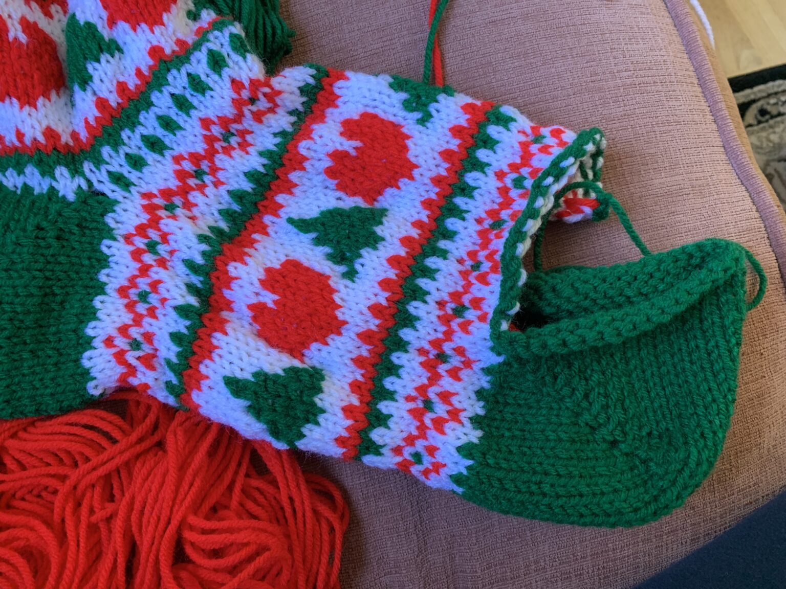 free-knitted-christmas-stocking-pattern-with-lining-freese-works